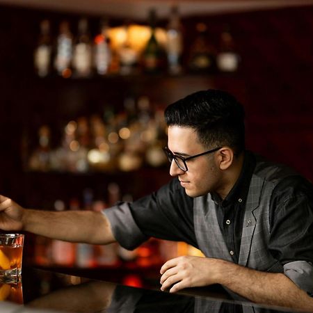 Cologne Marriott Hotel Екстериор снимка A bartender at work