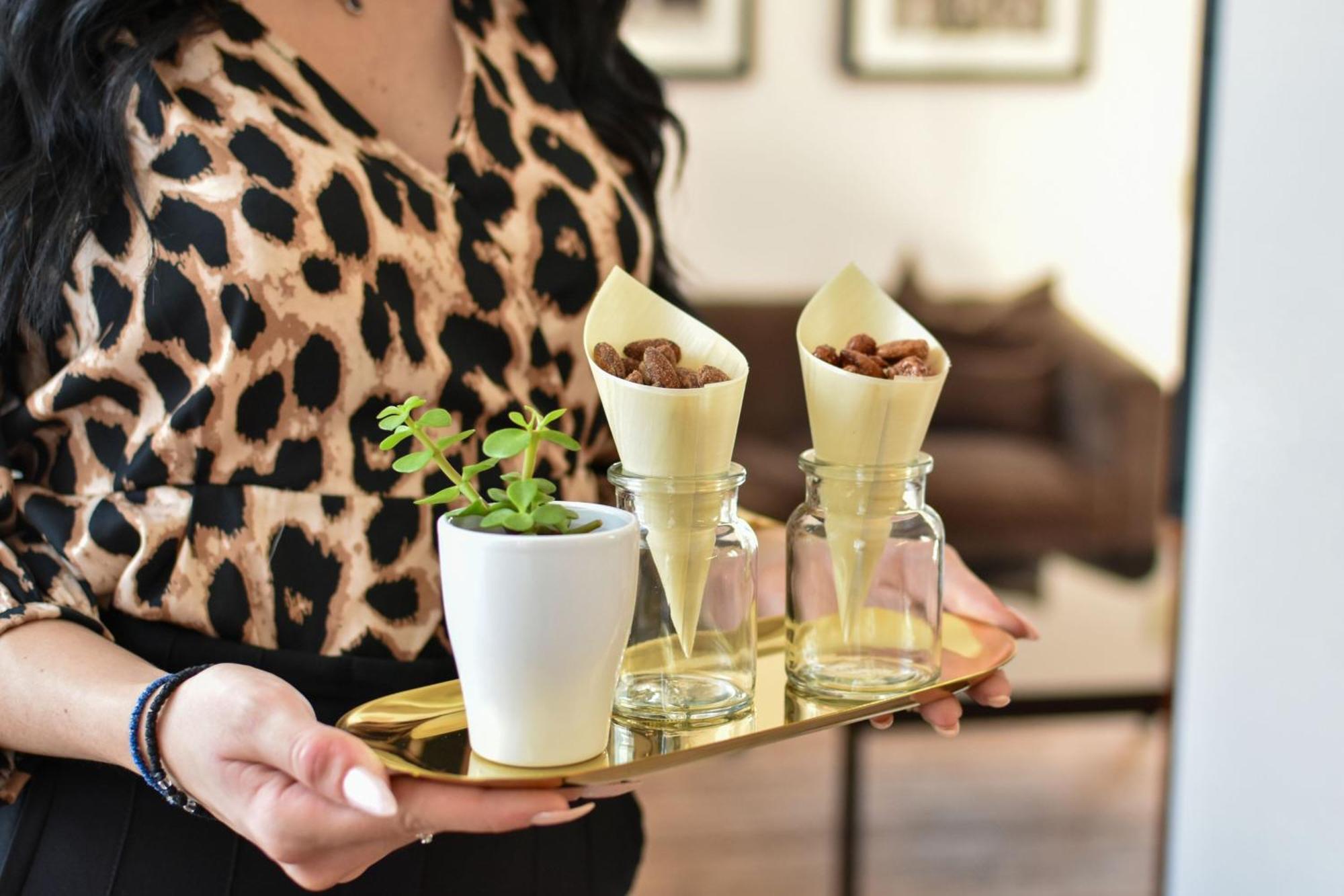 Cologne Marriott Hotel Екстериор снимка A woman holding a tray of snacks