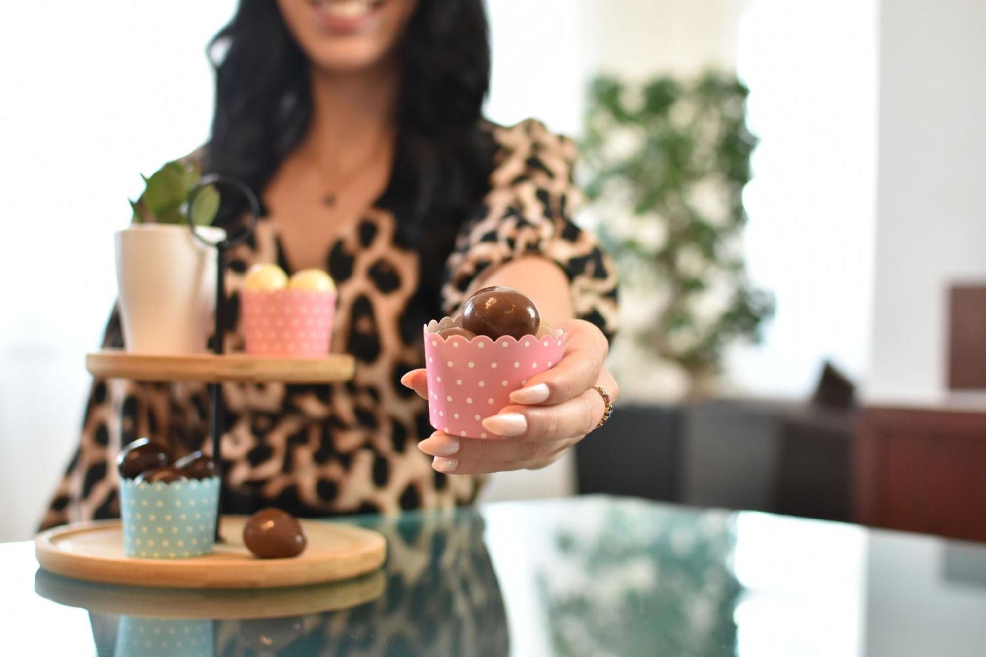 Cologne Marriott Hotel Екстериор снимка A woman holding a cupcake