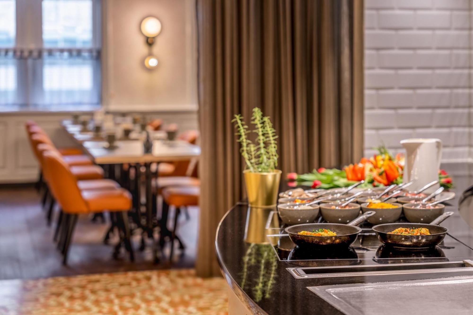 Cologne Marriott Hotel Екстериор снимка The Club at London Heathrow Airport