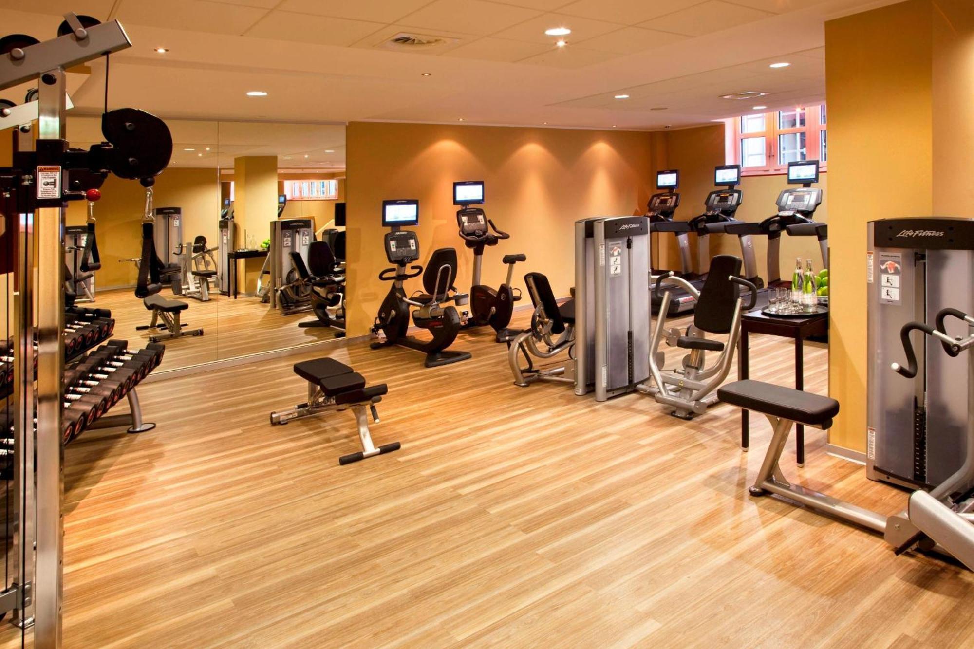 Cologne Marriott Hotel Екстериор снимка A gym at a hotel