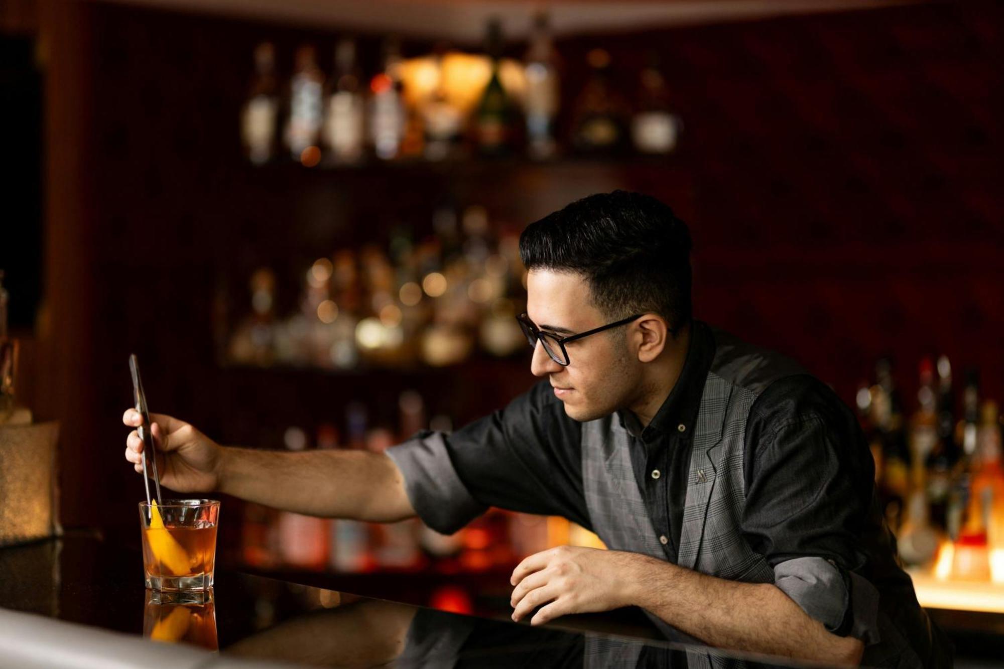 Cologne Marriott Hotel Екстериор снимка A bartender at work
